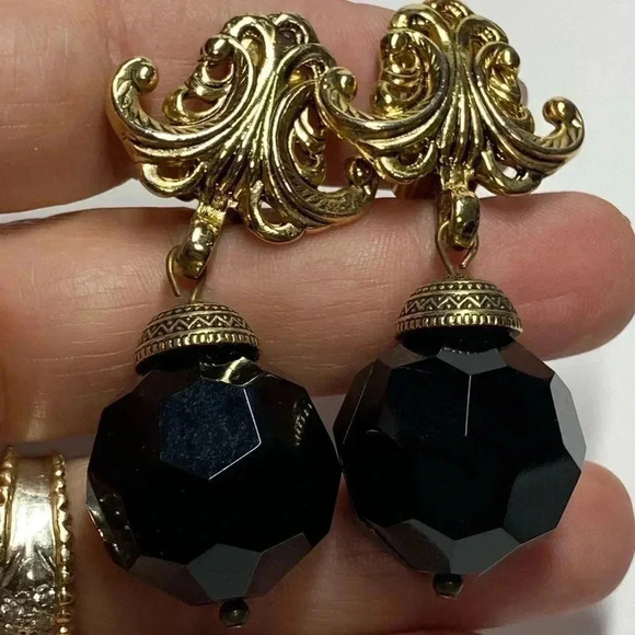 VINTAGE BEADED EARRINGS. NICE DETAIL. - Picture 3 of 8